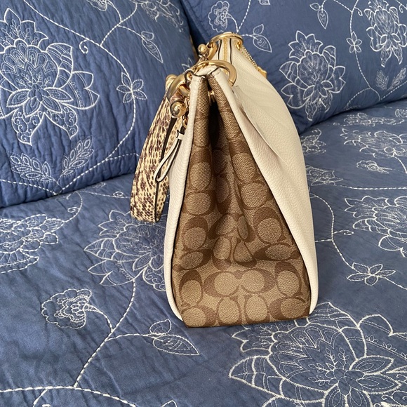 Coach Mia - Picture 6 of 10